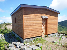 神居尻山の避難小屋完成