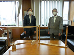 道産材の飛沫防止パネル寄贈