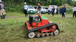 渡島森林管理署　低コスト造林実演会　リモコン式草刈り機